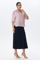 بلوزة كتان وردية ناعمة بخطوط رفيعة