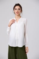 بلوزة كتان أبيض مع كلف