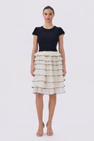 فستان ميدي أسود وأبيض بطبقات