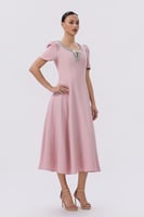 فستان وردي بياقة كرستال