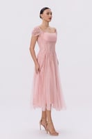 فستان وردي ناعم بتفاصيل تول حالمة