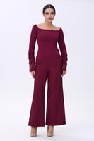 بلوزة بأكتاف مكشوفه بلون عنابي أنيق