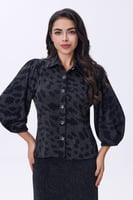 بلوزة رمادية بنقشة فهد وأزرار أمامية