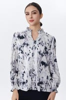 بلوزة مطبعة بياقة مكشكشة وأكمام مطاطية