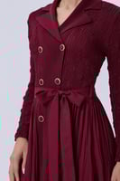 فستان برغندي بصفين أزرار وحزام خصر