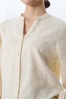 بلوزة بيج كتان مزخرفة بأزرار أمامية