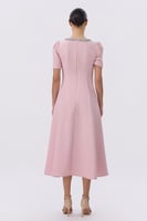 فستان وردي بياقة كرستال