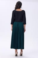 بلوزة سوداء بأزرار وتطريز متباين أنيق