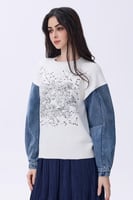 بلوزة شتوية بيضاء بأكمام دنيم