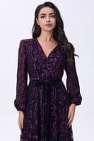 فستان دانتيل أسود مطرز بالأرجواني مع حزام خصر