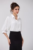 بلوزة ساتان اوف وايت بنقشة بارزة