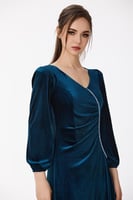 فستان مخمل مع اكسسوار