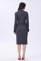 فستان رمادي بأزرار أمامية وتصميم انسيابي