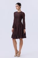 فستان قصير دانتيل بني بأكمام طويلة