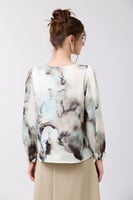 بلوزة ساتان بثنيات ناعمة