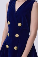 فستان كحلي مخملي بدون أكمام بأزرار ذهبية مزدوجة