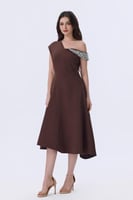 فستان بني بكتف لؤلؤ