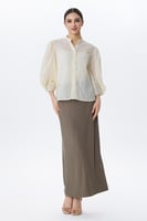 بلوزة بأكمام منفوخة وقماش مخطط ناعم