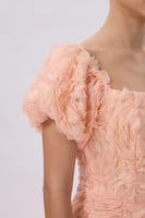 فستان روز خوخي بتطريز بارز