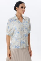 بلوزة بأكمام قصيرة ونقشة زهور مائية