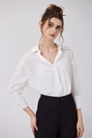 بلوزة قطن بتفريغات