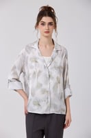 بلوزة ساتان بنقشة الزهر المموجة