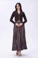 بلوزة بنيه قصيرة بياقة عريضة وأزرار لؤلؤية