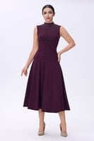 فستان عنابي مطرّز بتفاصيل براقة