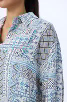 بلوزة بنقشة هندسية بألوان الباستيل