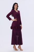 طقم عنابي بتفاصيل ورد ثلاثي الأبعاد