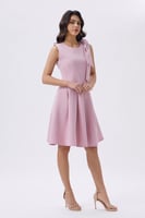 فستان ميدي وردي أنيق بتفصيل عقدة جانبية