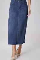 تنورة جينز متوسطة الطول بفتحة خلفية