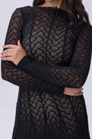 فستان دانتيل بني بأكمام طويلة