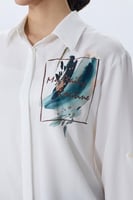 بلوزة بيضاء بجيـب مطبوع