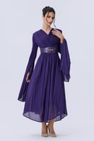 فستان بنفسجي بأكمام كاب واسعة وحزام خصر