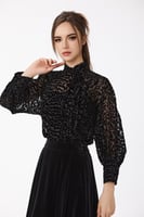 بلوزة طبعة مخمل بلوني الاسود والكحلي