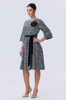 فستان رصاصي بحزام على الخصر