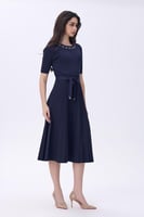 فستان أزرق غامق بكريستالات أنيقة وربطة خصر