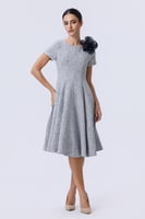 فستان قصير مزين بوردة بارزة