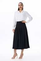 بلوزة بيضاء مخططة بقصة انسيابية