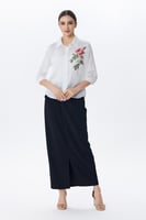 بلوزة أبيض بطبعة ورد