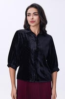 بلوزة مخملية سوداء بأزرار أمامية