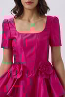 فستان قصير باللون الفوشي بتصميم أنثوي