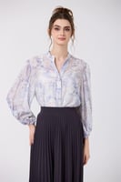 بلوزة شيفون بنقشة من الورد