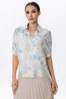 بلوزة بأكمام قصيرة ونقشة زهور مائية