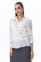 بلوزة قطن بيضاء بنقشة أزهار ناعمة