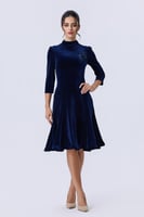 فستان مخملي قصير بأكمام