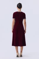 فستان مخملي عنابي بتفاصيل فخمة