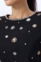 فستان أسود مطرز