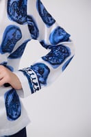 بلوزة ساتان أزرق بياقة مميزة